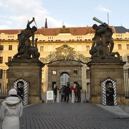 Room&kitchen Next To Castle Pensión *